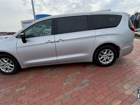 Used 2024 Chrysler Pacifica Touring-L image 6