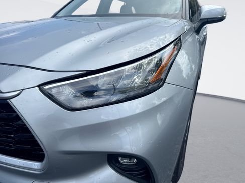 Used 2020 Toyota Highlander XLE FWD image 10
