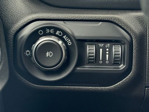 Used 2019 Jeep Wrangler Unlimited Sahara AWD/4WD image 3