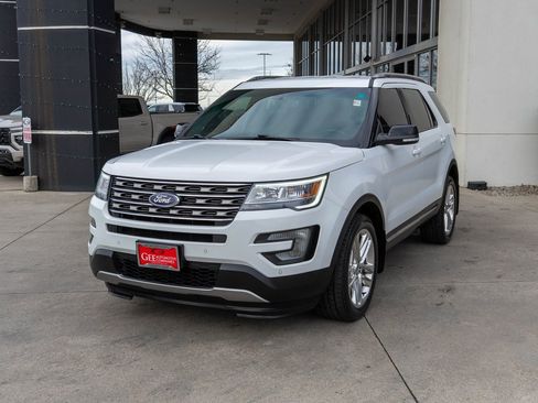 Used 2017 Ford Explorer XLT w/ Equipment Group 202A image 3