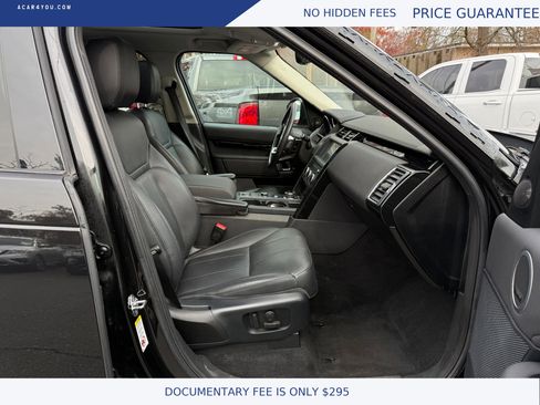 Used 2019 Land Rover Discovery SE image 12