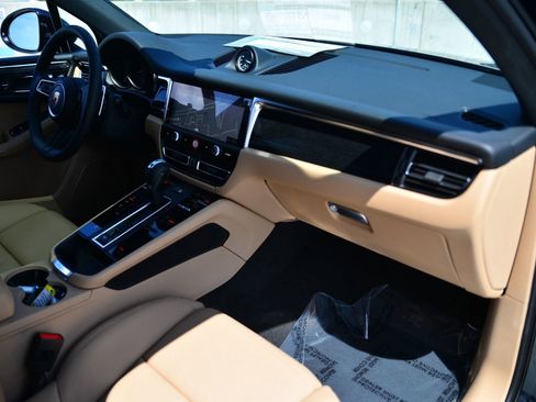 Certified 2025 Porsche Macan image 25