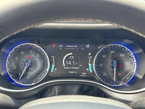 Used 2024 Chrysler Pacifica Touring-L FWD image 17