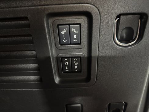 Used 2025 Chevrolet Traverse RS image 25