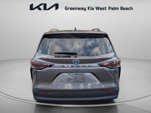 Used 2023 Toyota Sienna XLE image 7
