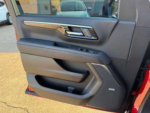 Used 2025 Chevrolet Tahoe High Country image 15