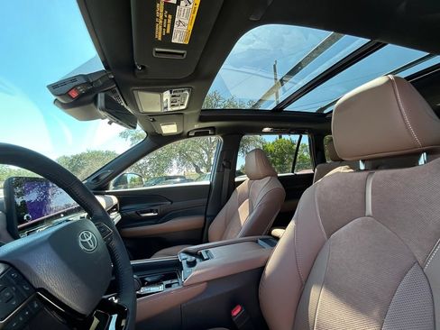 Used 2025 Toyota Grand Highlander AWD Hybrid image 12