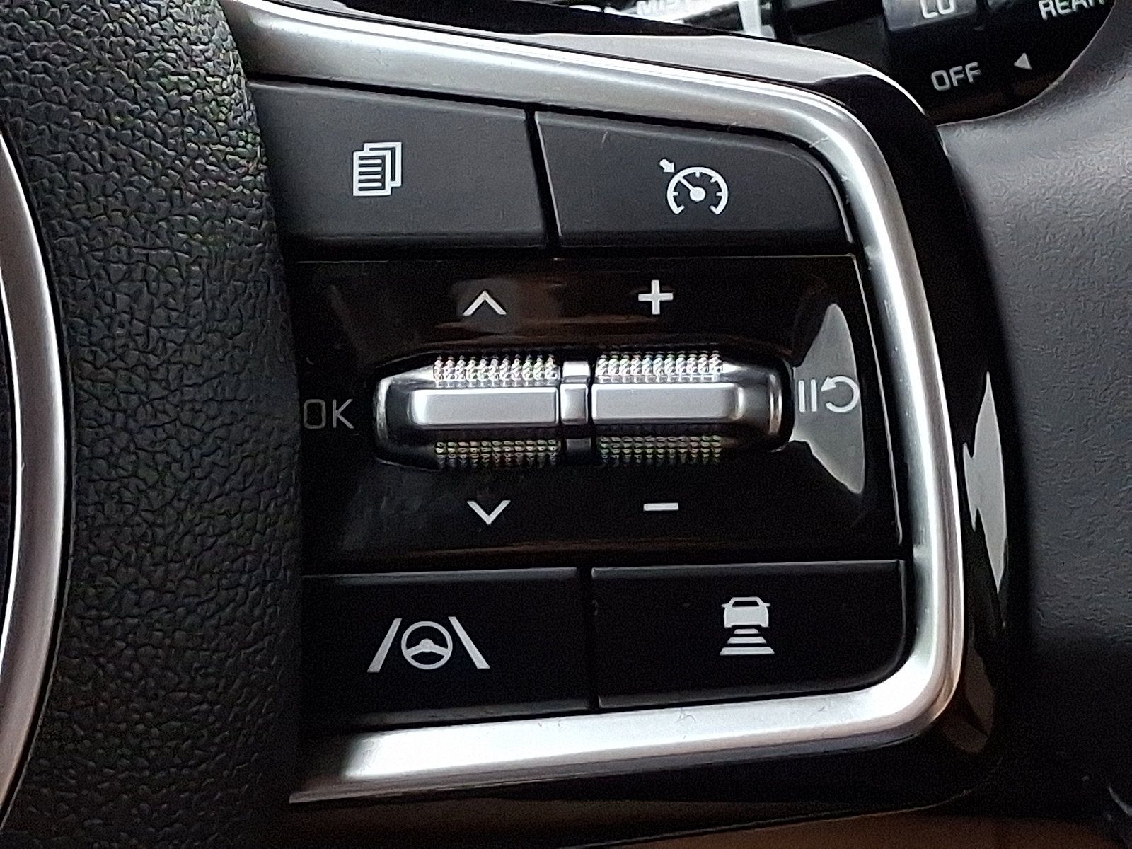 Used 2024 Kia Carnival EX FWD image 22