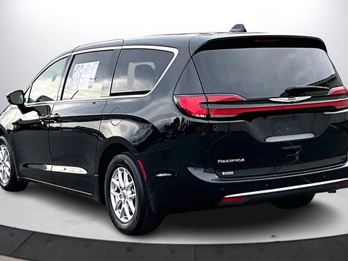 Certified 2024 Chrysler Pacifica Touring-L image 7