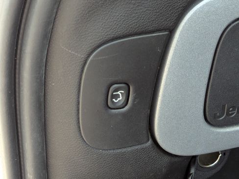 Used 2016 Jeep Cherokee Latitude w/ Comfort/Convenience Group FWD image 10