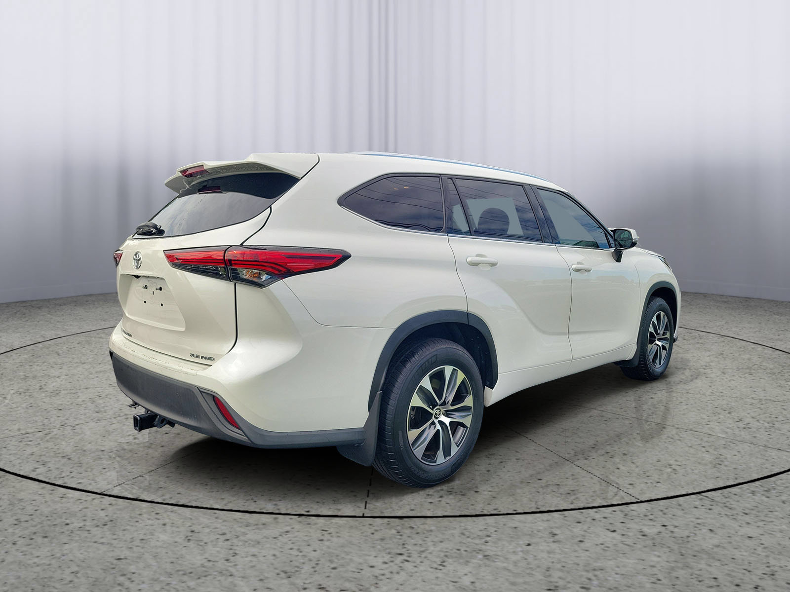 Used 2020 Toyota Highlander XLE AWD/4WD image 2