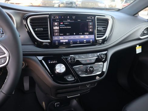 New 2026 Chrysler Pacifica Select image 5