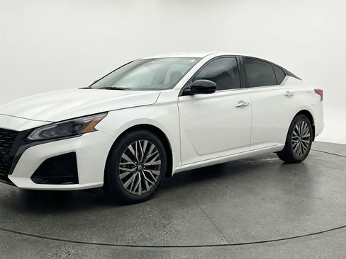 Used 2025 Nissan Altima 2.5 SV FWD image 3
