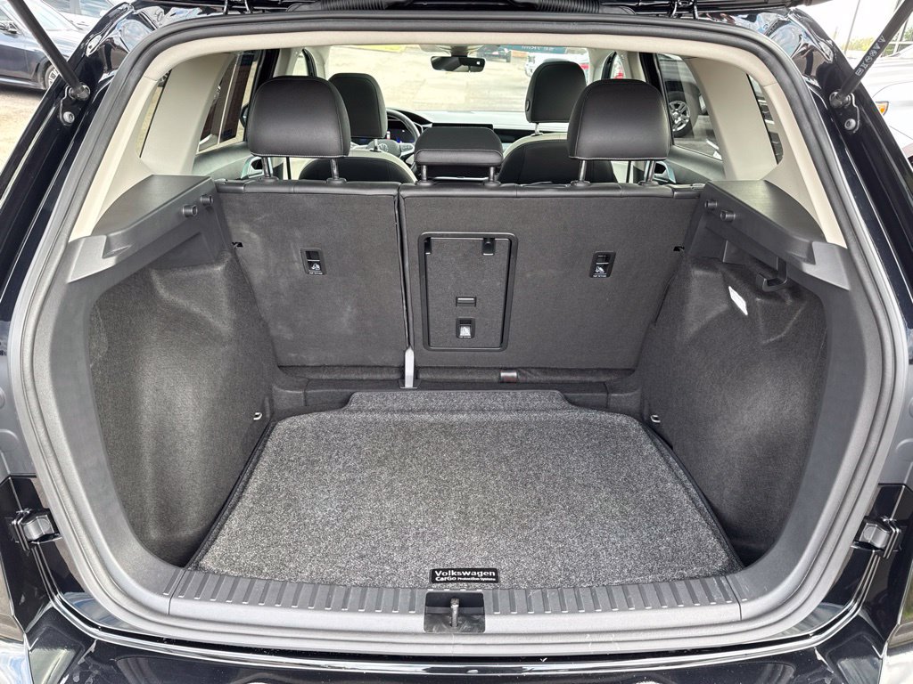 Certified 2025 Volkswagen Taos SE w/ Panoramic Sunroof Package FWD image 28