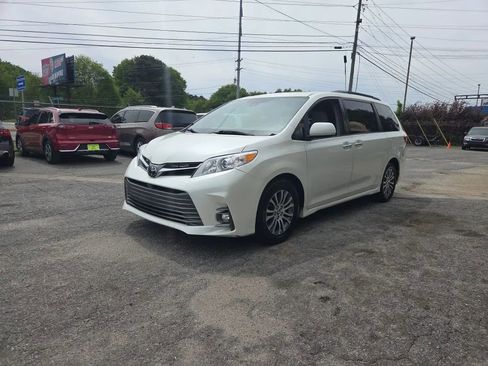 Used 2018 Toyota Sienna XLE w/ XLE Navigation Package image 3