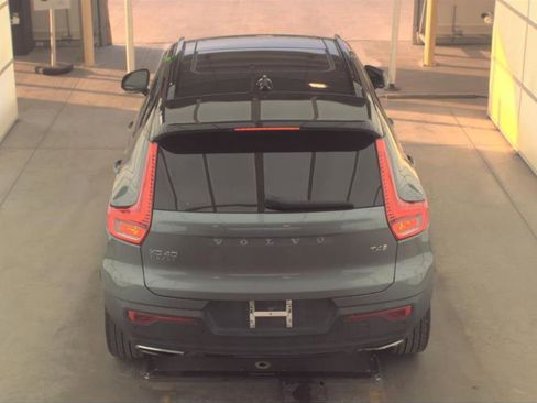 Used 2019 Volvo XC40 T4 R-Design image 10