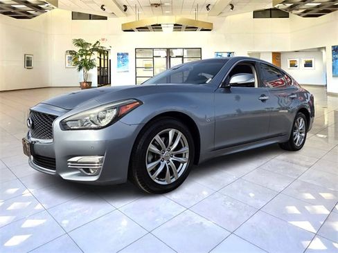 Used 2017 INFINITI Q70 3.7 image 3