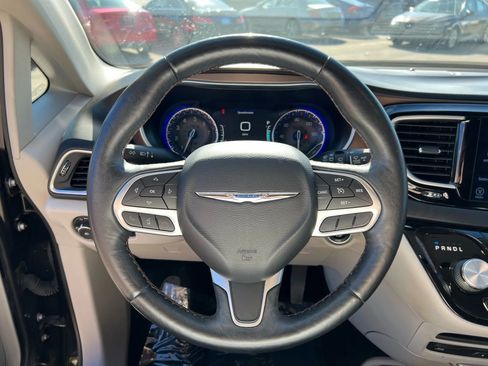 Used 2017 Chrysler Pacifica Touring-L Plus w/ Tire & Wheel Group image 15