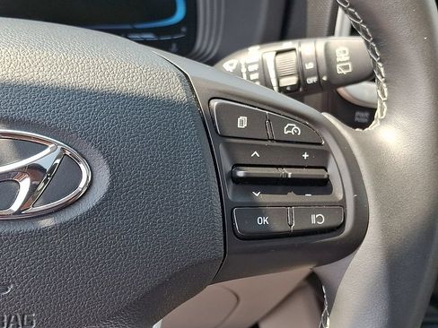 Certified 2025 Hyundai Venue SEL FWD image 23