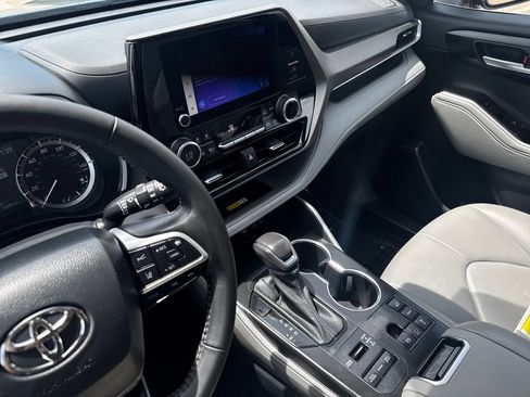 Used 2023 Toyota Highlander XLE AWD/4WD image 24