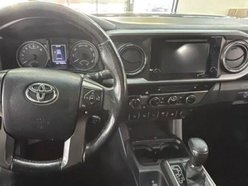 Used 2017 Toyota Tacoma TRD Off-Road w/ Premium & Technology Package AWD/4WD image 14