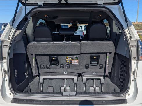Used 2020 Toyota Sienna SE w/ Nightshade Edition FWD image 10