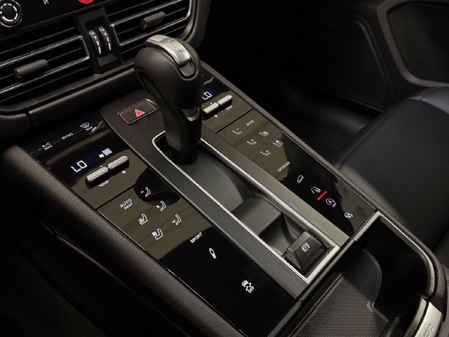 Certified 2026 Porsche Macan AWD/4WD image 24