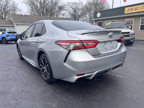 Used 2018 Toyota Camry SE image 4