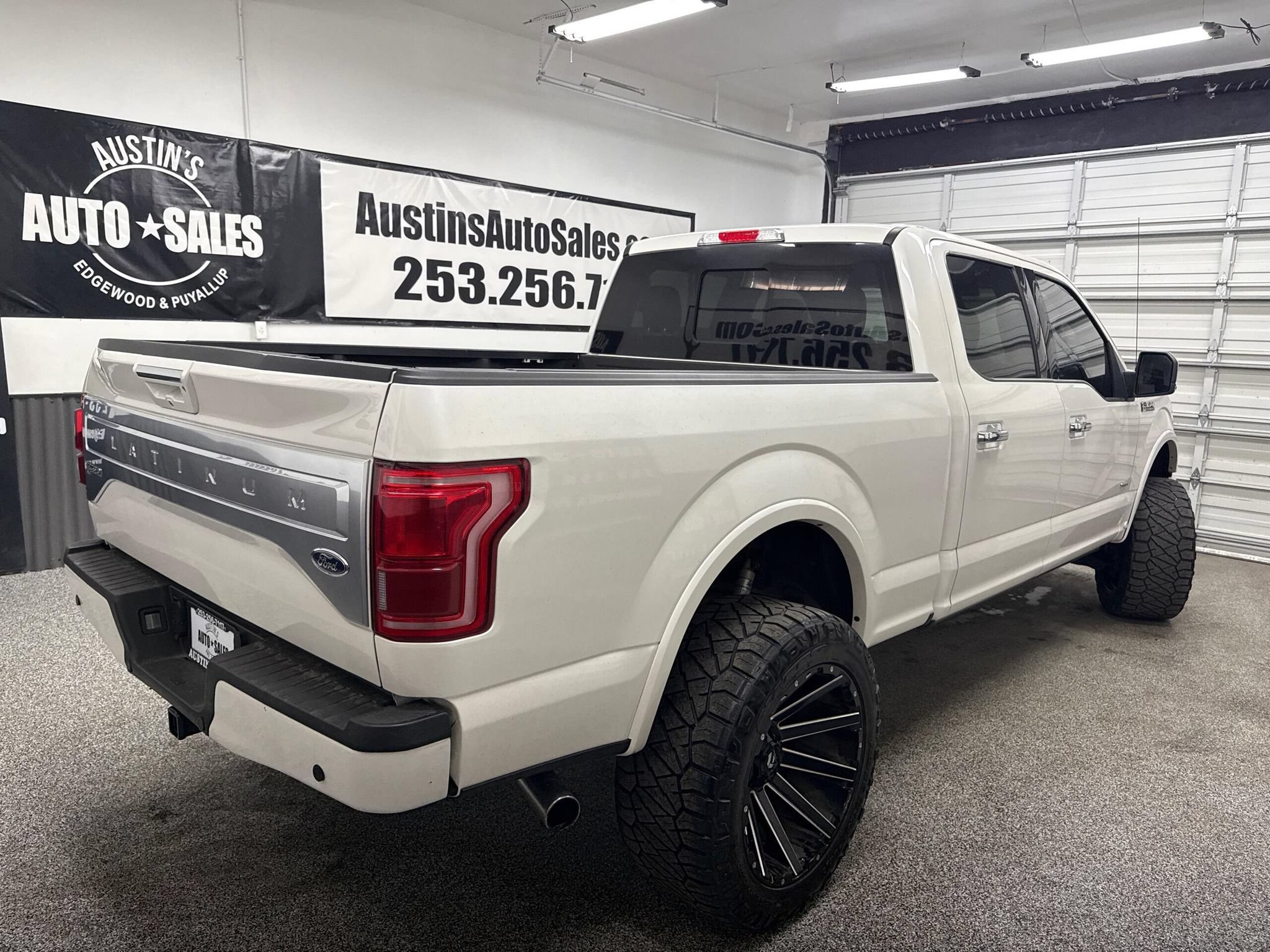 Used 2016 Ford F150 Platinum w/ Equipment Group 701A Luxury AWD/4WD image 3