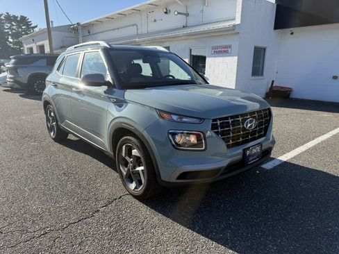 Used 2025 Hyundai Venue SEL FWD image 1