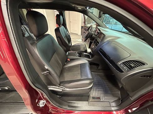 Used 2019 Dodge Grand Caravan SXT image 38