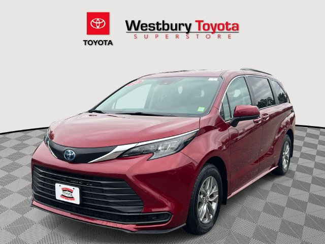 Used 2024 Toyota Sienna LE FWD image 5