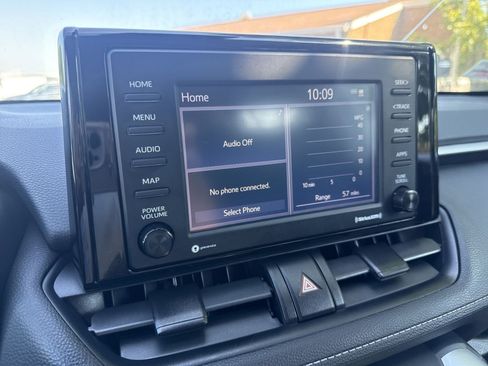 Used 2021 Toyota RAV4 LE FWD image 13