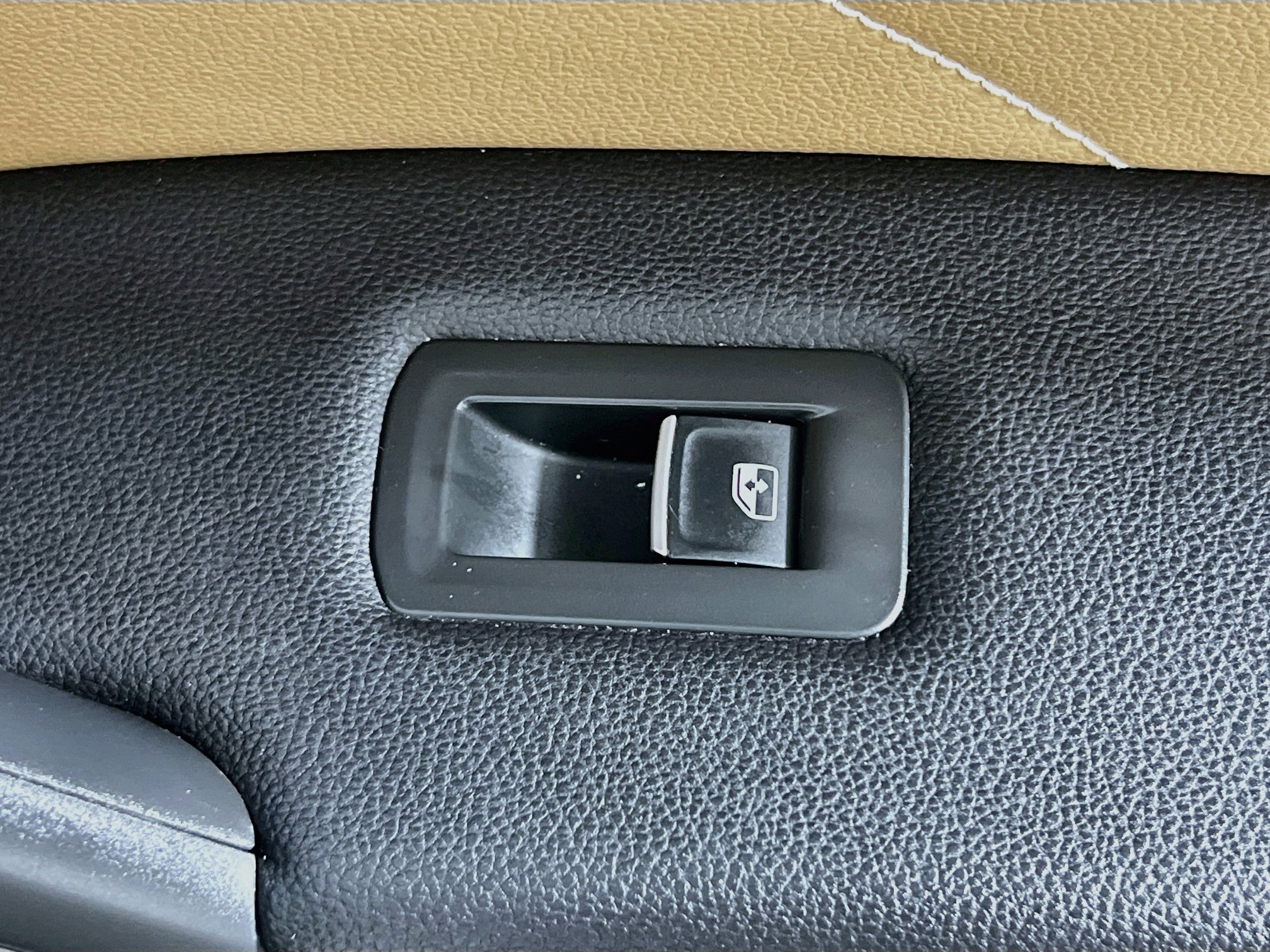 Used 2023 Volkswagen Tiguan SE w/ Panoramic Sunroof Package FWD image 31