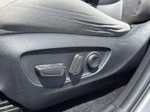 Used 2020 Toyota RAV4 XLE w/ Convenience Package FWD image 17