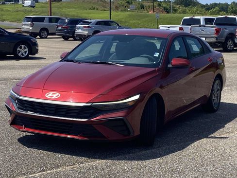 Used 2024 Hyundai Elantra SEL FWD image 3