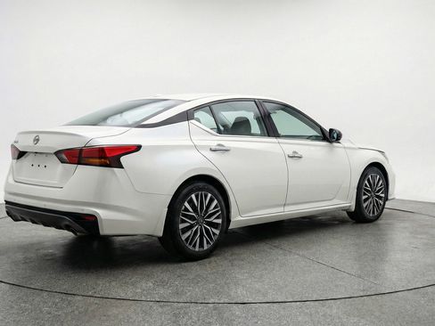 Used 2025 Nissan Altima 2.5 SV FWD image 9