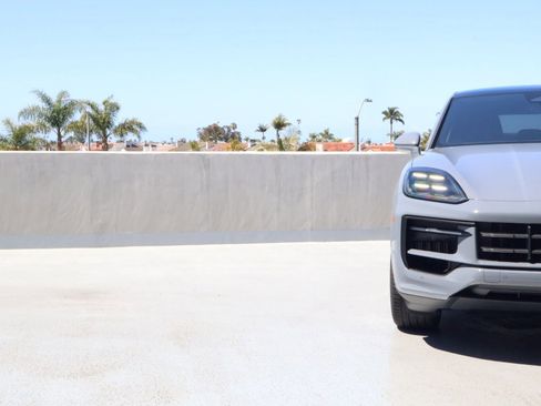 New 2026 Porsche Cayenne Coupe AWD/4WD image 12