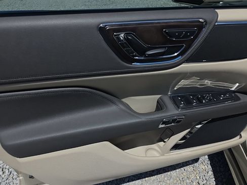 Used 2017 Lincoln Continental Select FWD image 12