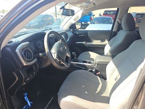 Used 2017 Toyota Tacoma SR5 w/ Tow Package RWD image 4