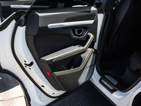 Used 2020 Lamborghini Urus image 18