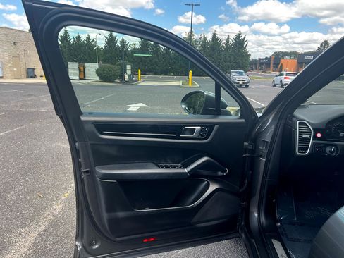 Used 2021 Porsche Cayenne image 9