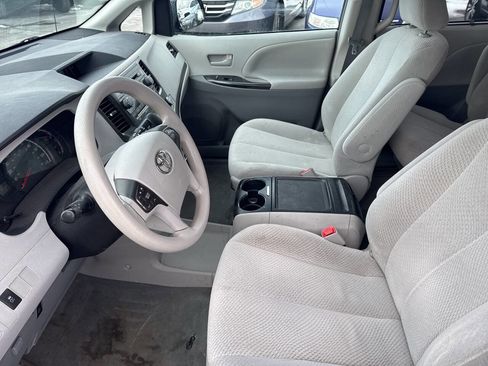 Used 2012 Toyota Sienna LE w/ Towing Pkg image 25