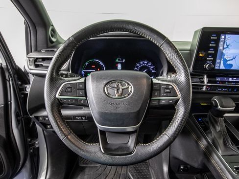 Used 2024 Toyota Sienna XLE Woodland Edition image 19