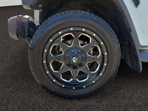 Used 2018 Jeep Wrangler Unlimited Sahara w/ Uconnect 4C Nav & Sound Group AWD/4WD image 14