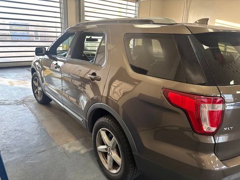 Used 2016 Ford Explorer XLT w/ Equipment Group 202A AWD/4WD image 8