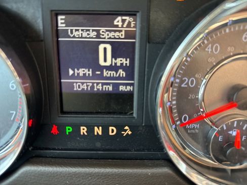 Used 2015 Chrysler Town & Country Touring-L w/ Driver Convenience Group image 7