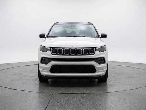 Used 2025 Jeep Compass Limited AWD/4WD image 2