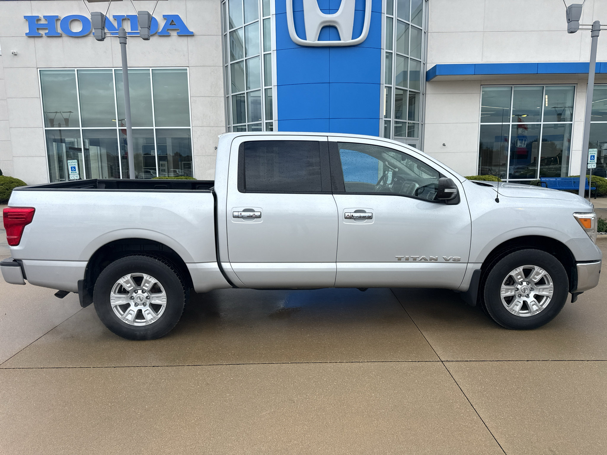 Used 2018 Nissan Titan SV w/ SV Convenience Package AWD/4WD image 4