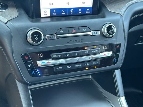 Used 2020 Ford Explorer Platinum w/ Premium Technology Package AWD/4WD image 34